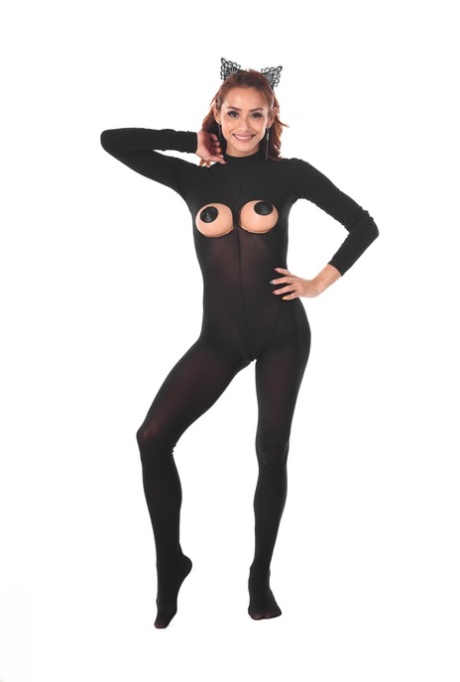 Рыжеволосая латиноамериканка ласкает свою попку игрушками после того, как сняла чулки для тела картинка 1