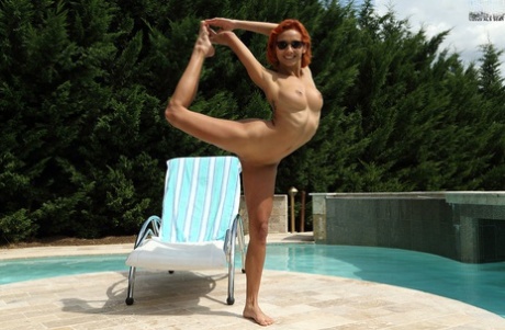 Стройная рыжеволосая Вероника Лил писает во внутреннем дворике во время кулачного траха картинка 4