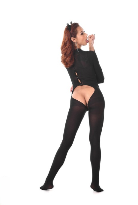 Рыжеволосая латиноамериканка ласкает свою попку игрушками после того, как сняла чулки для тела картинка 2