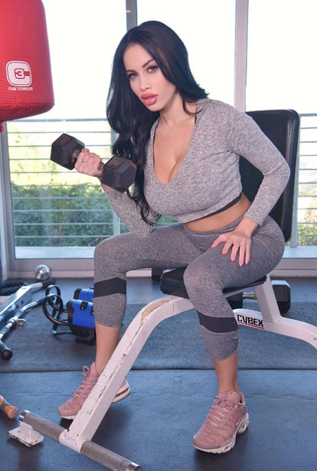 Горячая брюнетка Виктория Джун переодевается в нижнее белье, чтобы потрахаться после тренировки картинка 1