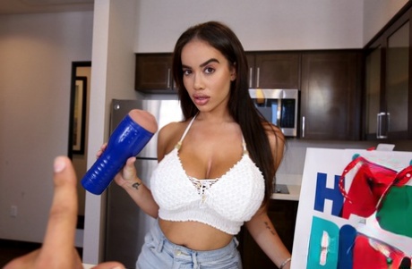 Латиноамериканка Виктория Джун раздевается перед сексом от первого лица с Fleshlight картинка 9