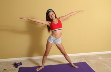 Гибкая азиатка Вина Скай принимает участие во влагалищных вставках после занятия йогой картинка 1