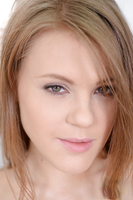 Сексуальная девушка-подросток Виола Бейлис сверкает красивыми дынями и смачивает киску в ванне картинка 16