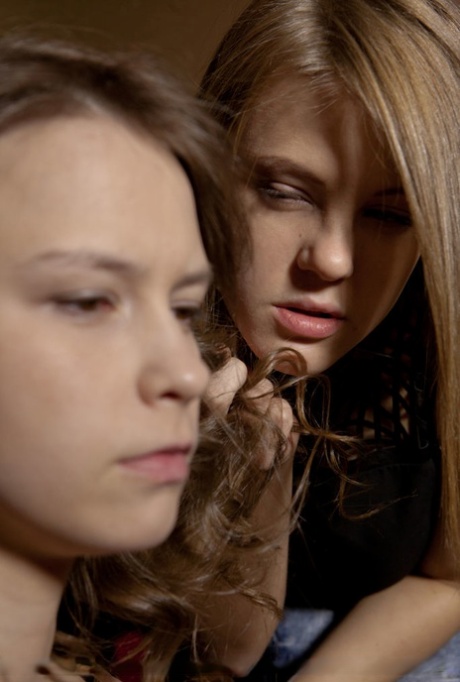 Молодые лесбиянки Беата Би и Виола Бейли занимаются сексом на кровати при плохом освещении картинка 1