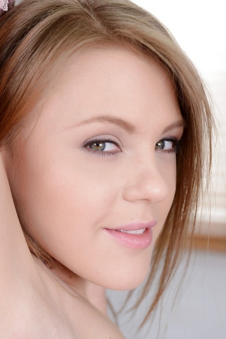 Сексуальная девушка-подросток Виола Бейлис сверкает красивыми дынями и смачивает киску в ванне картинка 5