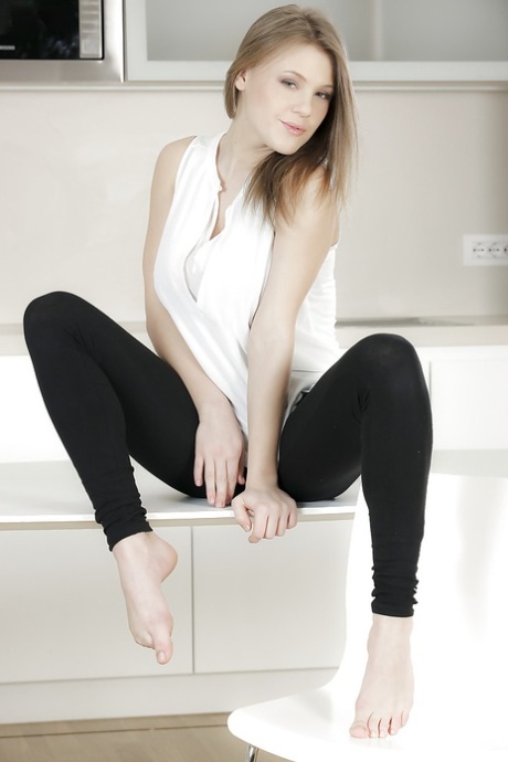 Худенькая порнозвезда Виола демонстрирует свою попку в черных чулках картинка 3