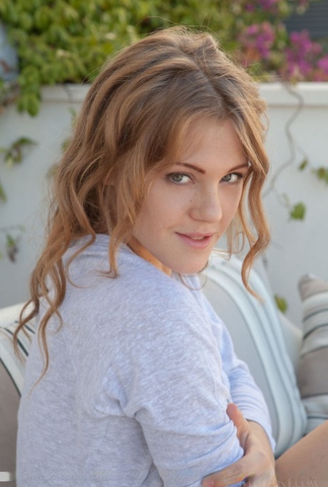 Красивая девушка-подросток Виола Бейли обнажает свои идеальные сиськи на открытом патио картинка 1