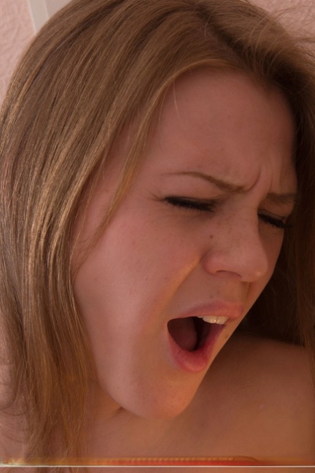 Молоденькая Ванея Эйч с большой грудью хватает себя за задницу, показывая свою киску сзади картинка 9