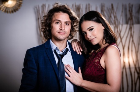 Молодая брюнетка Вайолет Старр занимается жестким сексом с членом семьи картинка 3