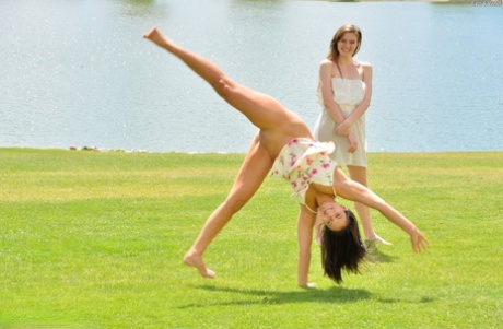 Молодые красотки лесбиянки сверкают юбками без трусиков на открытом воздухе и раздеваются догола картинка 4