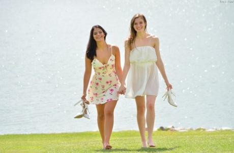 Молодые красотки лесбиянки сверкают юбками без трусиков на открытом воздухе и раздеваются догола картинка 2