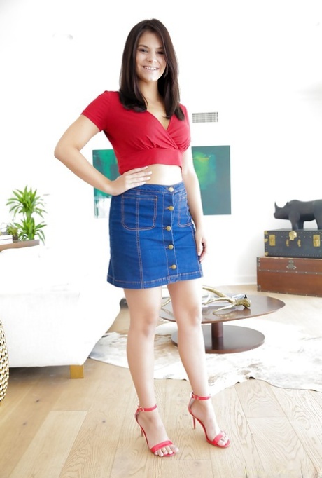 Брюнетка-порнозвезда в мини-юбке приглашает оценить ее потрясающие дырочки картинка 1