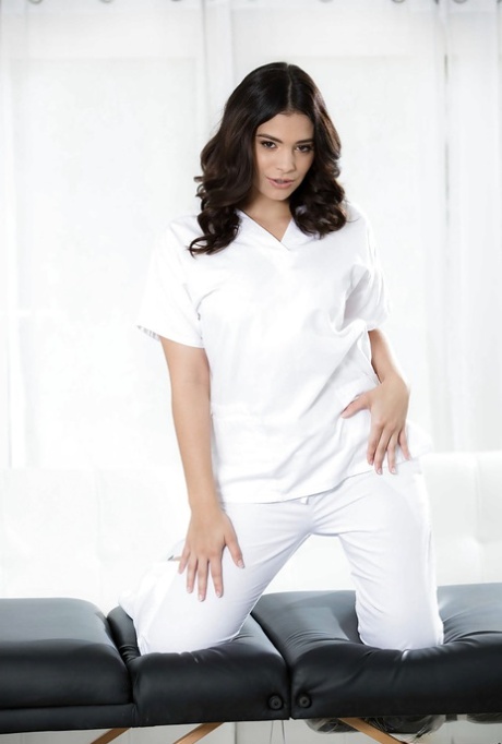 Грудастая мексиканская подросток Вайолет Старр снимает трусики с тугой попки картинка 1