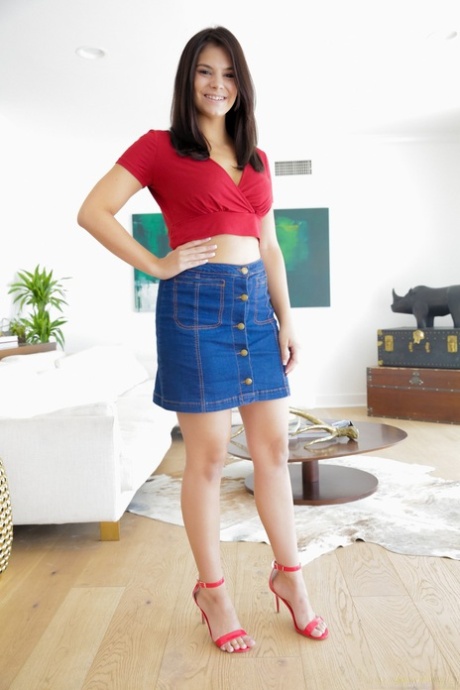 Брюнетка-латиноамериканка Вайолет Старр снимает джинсовую юбку, чтобы позировать обнаженной картинка 1