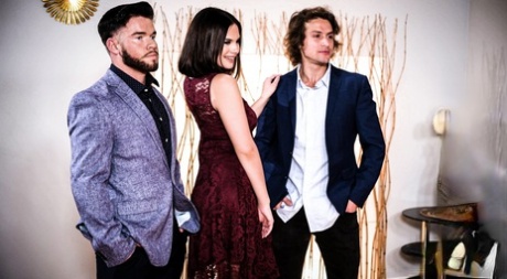 Молодая брюнетка Вайолет Старр занимается жестким сексом с членом семьи картинка 2