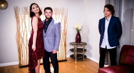 Молодая брюнетка Вайолет Старр занимается жестким сексом с членом семьи картинка 4