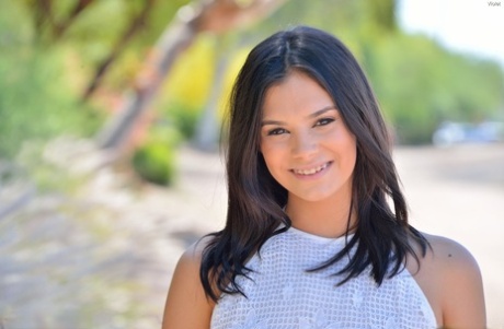 Симпатичная девушка демонстрирует идеальные сиськи снаружи и широко раздвигает свою киску для фистинга картинка 3