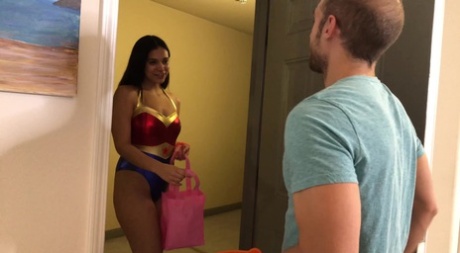 Брюнетка-любительница получает сперму в открытый рот после секса в одежде для косплея картинка 1