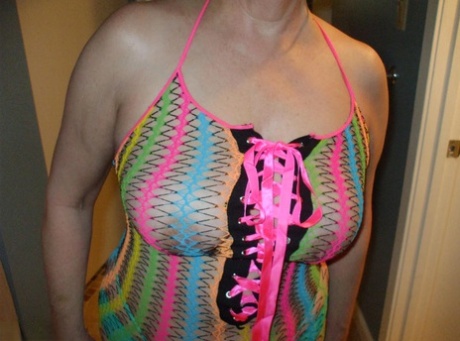 Грудастая зрелая жена Блисс позирует в своем экзотическом прозрачном сетчатом топе картинка 11