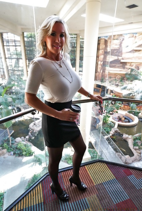 Пожилая блондинка домохозяйка Сандра Оттерсон освобождает массивные сиськи типа babe картинка 2