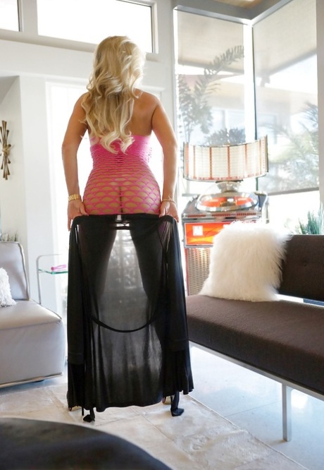 Симпатичная Сандра Оттерсон демонстрирует сиськи и мастурбирует на камеру картинка 3