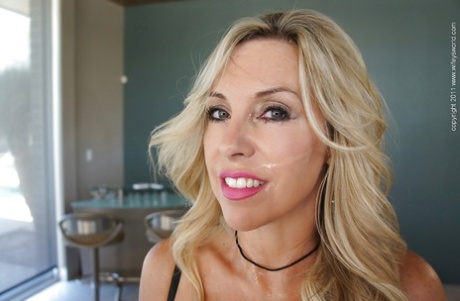 Жена-блондинка в чулках демонстрирует свои большие сиськи и сексуальные ножки картинка 16