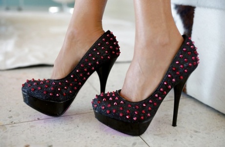 Завораживающая жена-блондинка Сандра Оттерсон с фантастическими соблазнительными линиями картинка 15