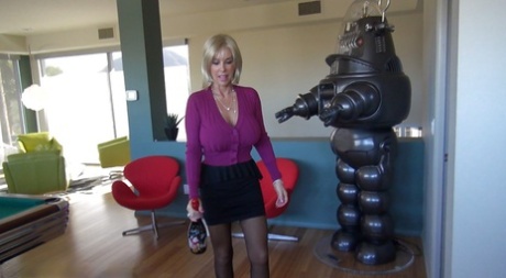 Резвая зрелая блондинка в колготках, обнажающая свою большую стройную грудь картинка 13