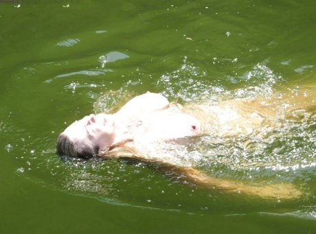 Соблазнительная милфа в белом бикини с женушкой развлекаются на открытом воздухе картинка 11