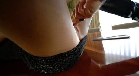 Белокурая домохозяйка Сандра Оттерсон обнажает прелестные ножки в черных сапогах картинка 11