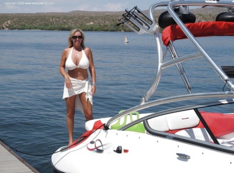 Соблазнительная милфа в белом бикини с женушкой развлекаются на открытом воздухе картинка 3