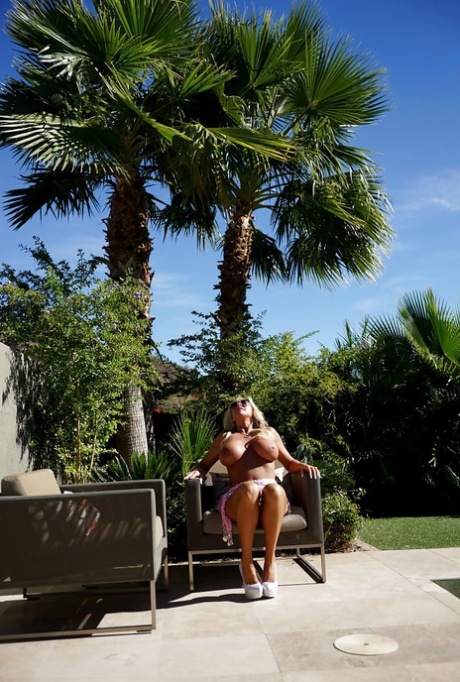 Домохозяйка Сандра Оттерсон, обнаженная топлесс, демонстрирует свои большие натуральные сиськи картинка 4