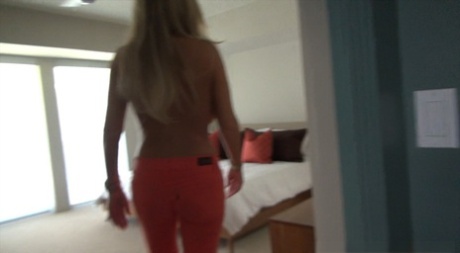 Грудастая домохозяйка делает минет с облизыванием шариков и пробует сперму на вкус картинка 3