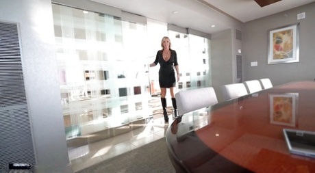 Белокурая домохозяйка Сандра Оттерсон обнажает прелестные ножки в черных сапогах картинка 5