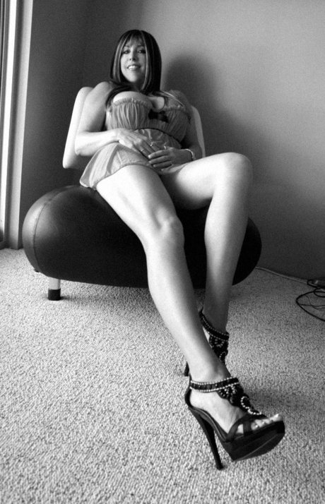 Сладострастная красотка на высоких каблуках обнажает свои большие сиськи и сексуальную попку картинка 6