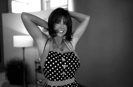 Пышногрудая домохозяйка Сандра Оттерсон моделирует сексуальное бодистокинг с открытой промежностью картинка 4