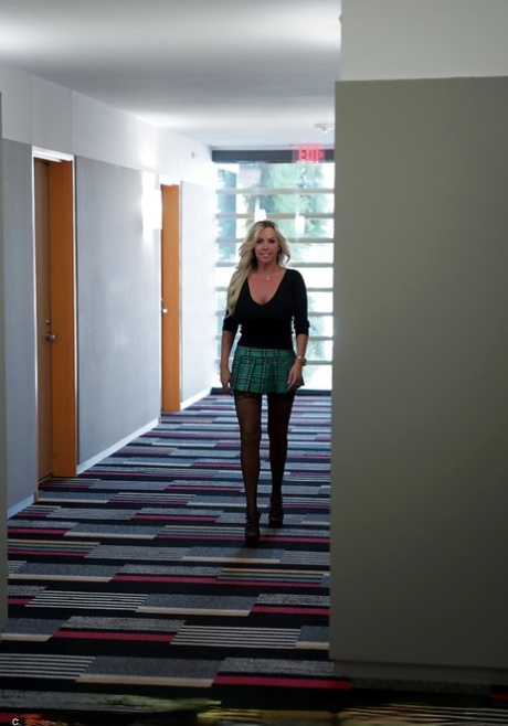 Красотка-домохозяйка Сандра Оттерсон, одетая в одежду молодой девушки картинка 15