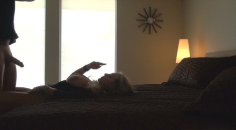 Восхитительную зрелую мегеру лижут и жестко трахают в ее киску картинка 2