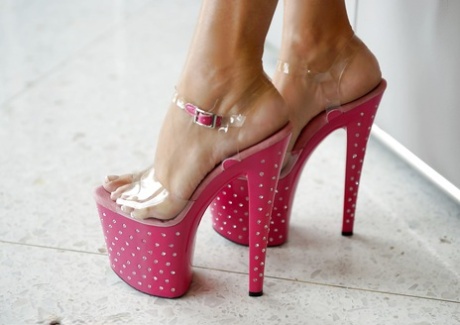 Потрясающая зрелая блондинка на высоких каблуках, обнажающая свои большие сиськи и подстриженную киску картинка 8