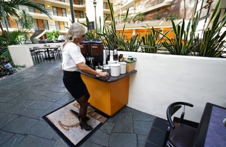 Пожилая блондинка домохозяйка Сандра Оттерсон освобождает массивные сиськи типа babe картинка 5