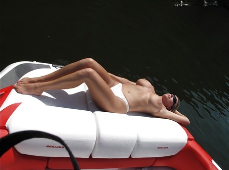 Соблазнительная милфа в белом бикини с женушкой развлекаются на открытом воздухе картинка 9