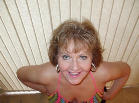 Грудастая зрелая жена Блисс позирует в своем экзотическом прозрачном сетчатом топе картинка 7