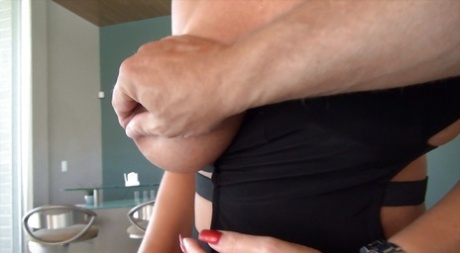 Длинноногая зрелая блондинка в сексуальном крошечном платье, обнажающем ее большие сиськи картинка 16