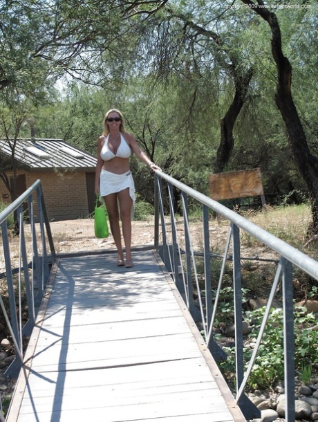 Соблазнительная милфа в белом бикини с женушкой развлекаются на открытом воздухе картинка 2