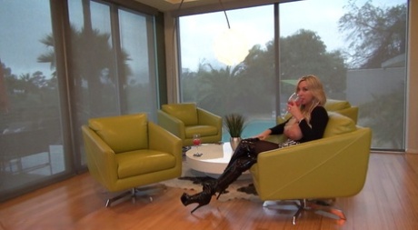 Страстная зрелая мегера в латексных сапогах до бедер, обнажающая свои великолепные большие сиськи картинка 14