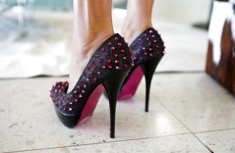 Завораживающая жена-блондинка Сандра Оттерсон с фантастическими соблазнительными линиями картинка 16